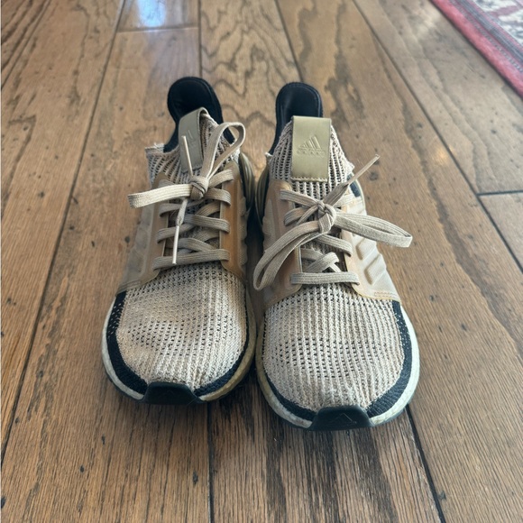 Adidas Ultraboost. Size 8. - Picture 2 of 6